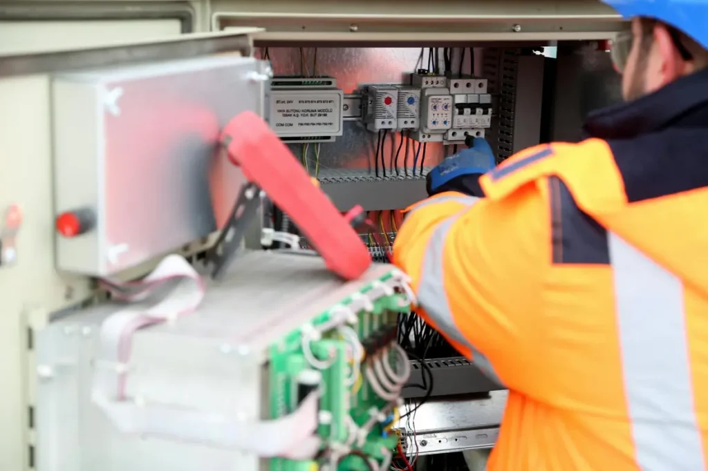 Eletricista inspecionando painel elétrico residencial